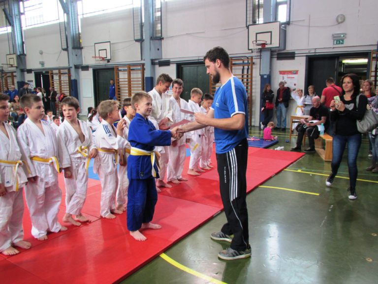 Lan VODEB "stantman dneva" prejema diplomo o opravljenem izpitu