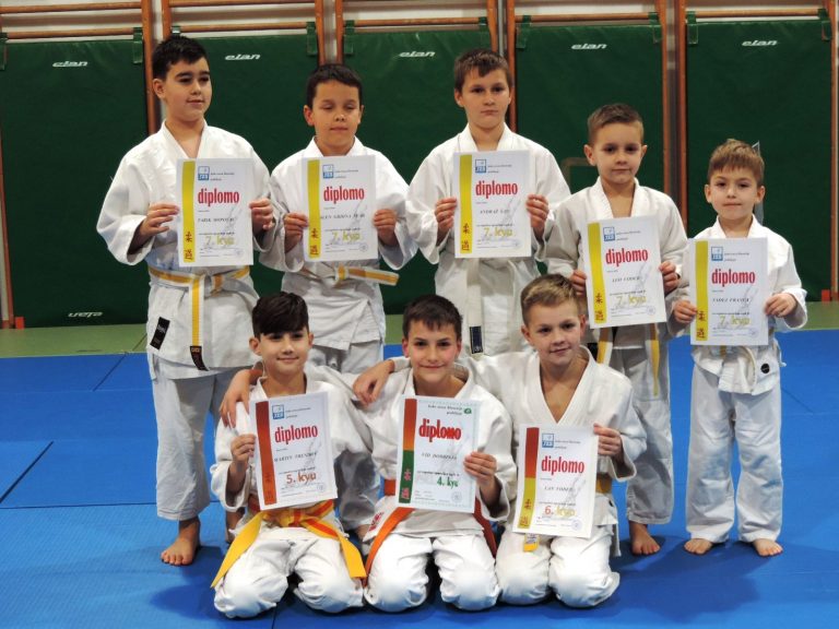 Stoji: Tarik HOPOVAC,Alen GRDINA ŠVAB, Andraž ŠAV, Leo VODEB in Tadej FRANCA; Klečijo: Martin TRENDOV, Vid DOBRINJA in Lan VODEB
